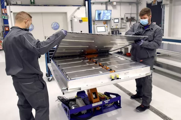 Wiederverwertung der Auto-Akkus bei VW - Recycling von Hochvolt-Fahrzeugbatterien